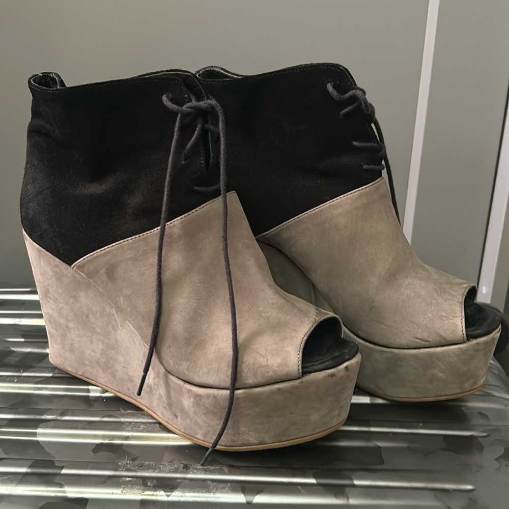 Bettye muller Sz 8 platform open toe booties